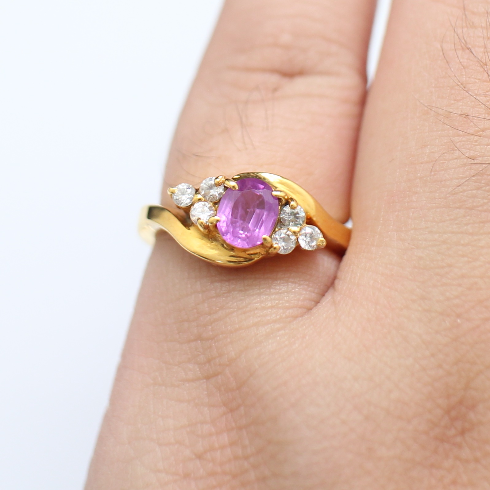 RG250205 แหวน Pink sapphire ล้อมพลอยขาว ทองแท้ 18k นน.รวม 6.3 กรัม ขนาดแหวน 51