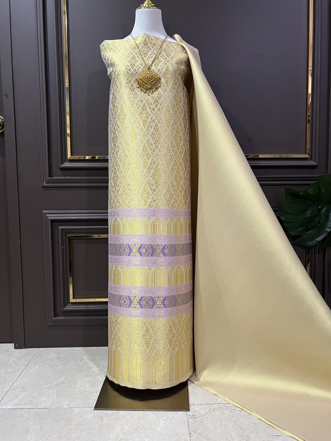 (ผ้าชุด)ผ้าไหมยกดอกลำพูน เกาะเชิงดิ้นทอง ขนาด 1.02x4.30เมตร ลายราชสำนัก พื้นสีเหลืองทอง รหัส N90-29-R0018