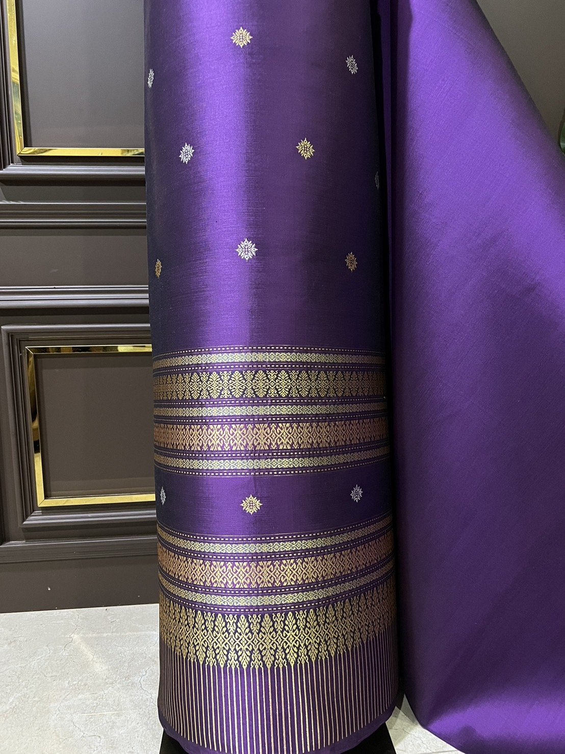 (ผ้าชุด)ผ้าไหมยกดอกลำพูน ยกดอกดิ้นเงินสลับดิ้นทอง ขนาด 1.02x4.42เมตร ลายอักษรสวรรค์ พื้นสีม่วงเข้ม รหัส N90-29-TR0424