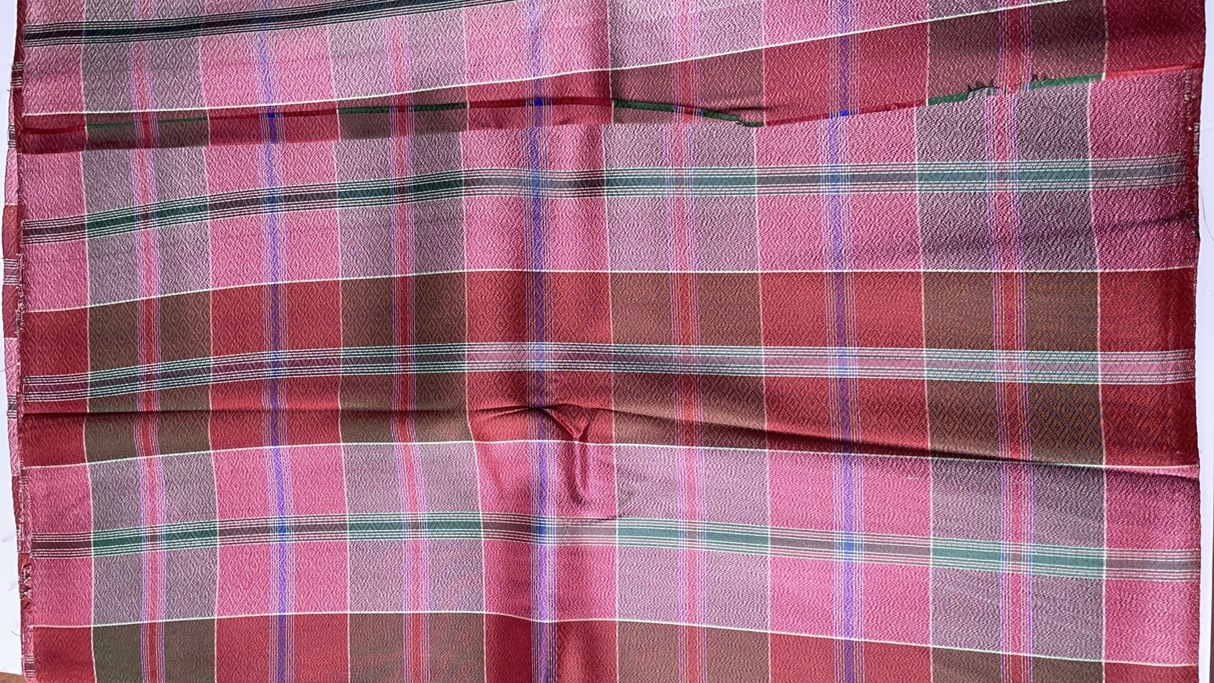 ผ้าไหมโสร่ง ไหมแท้ หางกระรอก สีแดงสลับคละสี ขายตามความยาวเมตร รหัส R1B-76-092668161