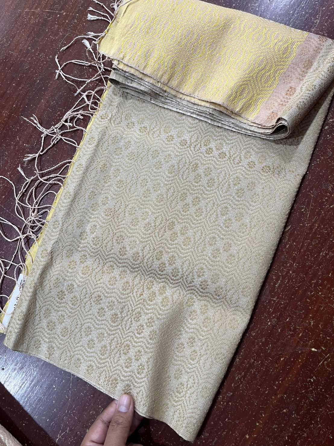 ผ้าคลุมไหล่ผ้าไหม ไหมแท้ สีธรรมชาติ ยกดอก เนื้อหยาบนุ่ม ขนาด 60x2.10เมตร สีน้ำตาลเบจ รหัสZYG-NY-0220681