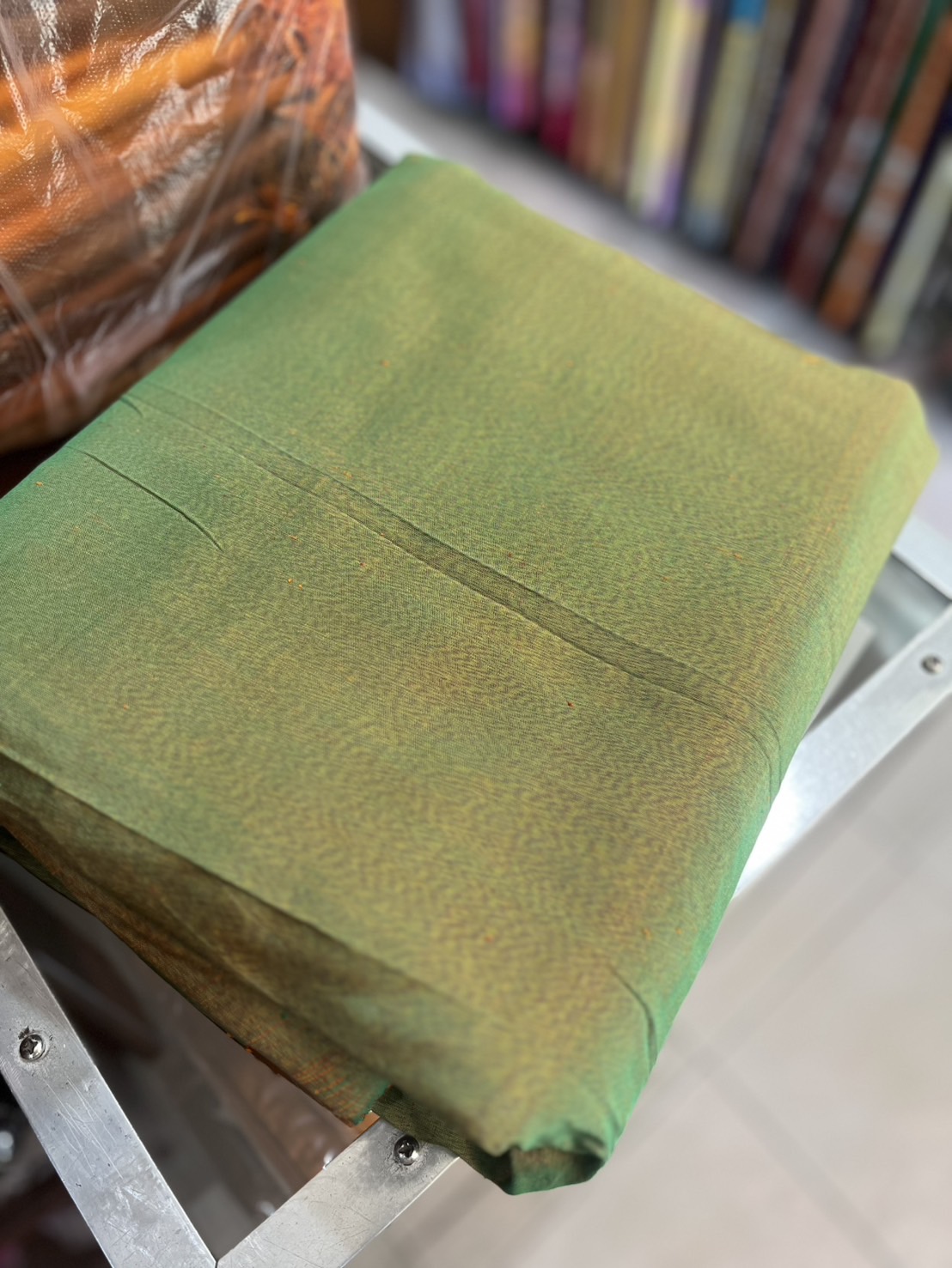ผ้าไหมหางกระรอก ไหมบ้าน เนื้อหนา สีเขียว ตัดขายตามความยาวเมตร รหัส R1N-NY-0120681