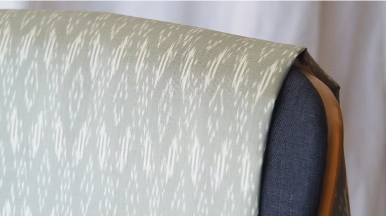 (ผ้าชุด) ผ้าไหมมัดหมี่ไหมแท้ (ผ้าลาย2หลา+สีพื้น2หลา) ลายนาคโคมเจ็ด พื้นสีเขียวนวลเทา รหัส M2B-CT-102578