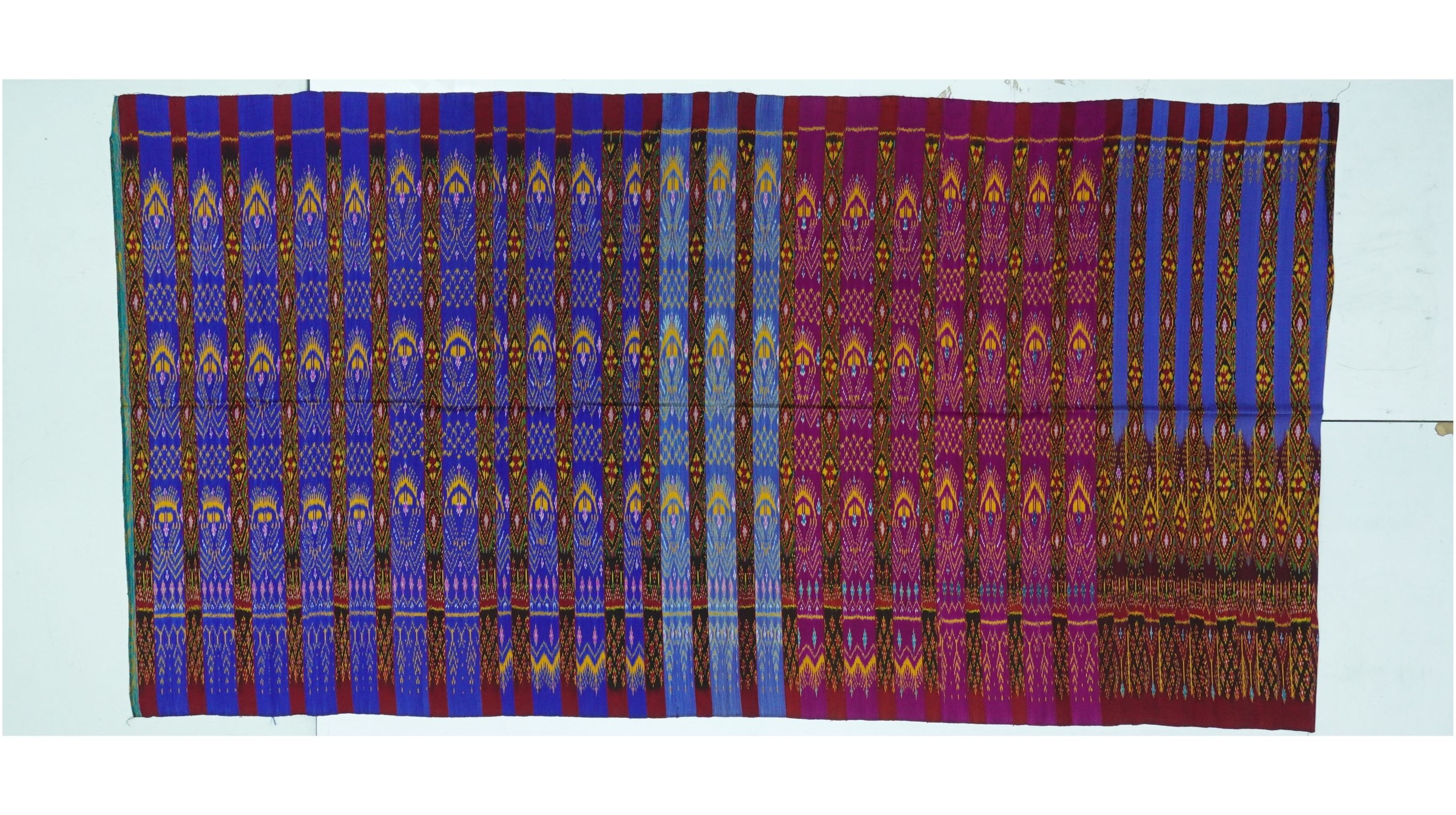 ซิ่น ผ้าไหมมัดหมี่ 3ตะกอ ขนาด 1x2เมตร พื้นคละสีคละลาย ลายน้ำไหล รหัส R2Q-ME-066-121967153