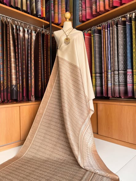 (ผ้าชุด)ผ้าไหมมัดหมี่สุรินทร์ ขนาด 1x4 เมตร (ผ้าลาย 2เมตร+สีพื้น 2เมตร) ลายโฮล พื้นสีน้ำตาลครีม รหัส L8A-MD-1120681