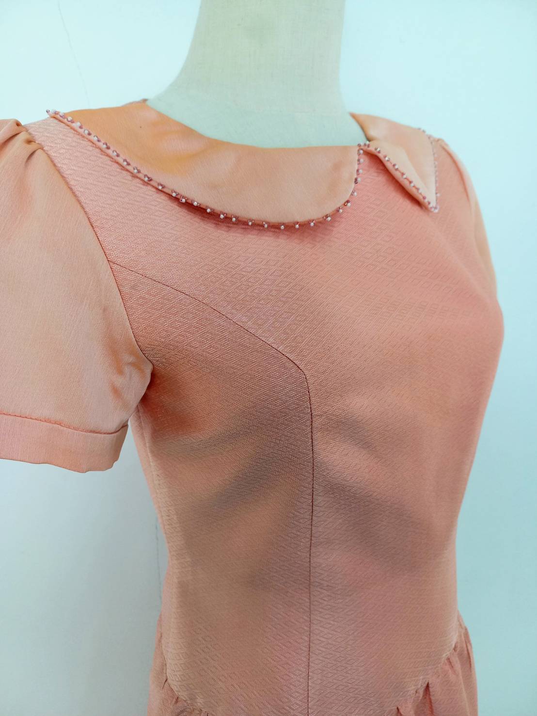 แบบตัดชุด ชุดเดรสผ้าไหม ปักลูกปัดที่คอ (ไม่รวมผ้า) รหัส CUT-ST-0320681039