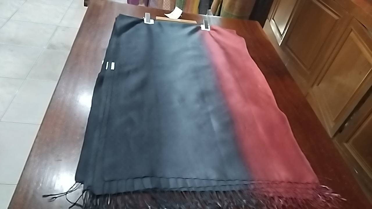 ผ้าคลุมไหล่ผ้าไหม ไหมแท้ สีพื้น ทอยอกดอก ลูกแก้ว ขนาด 60x200ซม. สีดำเทาแดง รหัส ZYE-NY-11146815