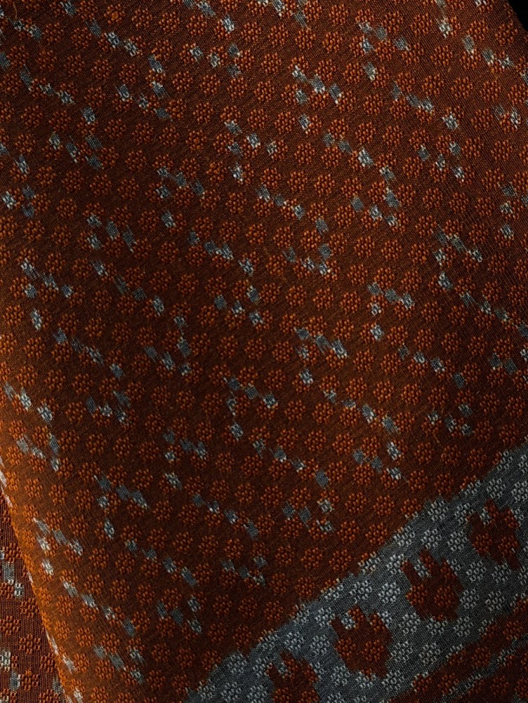 ซิ่น ผ้าไหมมัดหมี่ ทอยกดอก 6ตะกอ ขนาด 1x2 เมตร ลายขอพระราชทาน สีส้มอมเหลือง รหัส PCS-NY-1122686