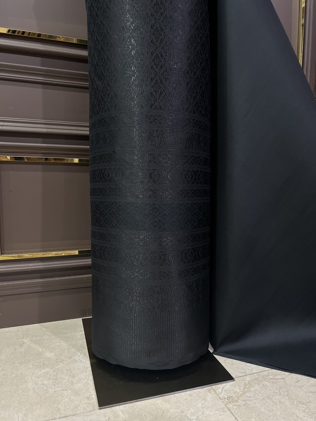 (ผ้าชุด)ผ้าไหมยกดอกลำพูน ยกดอกดิ้นดำเกาะเชิงดิ้นดำ ขนาด 1.02x4.43เมตร ลายรวยไม่เลิก พื้นสีดำ รหัส N90-29-TR0550