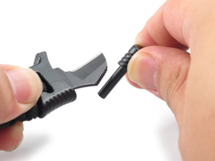 ตัวล็อคก้ามปู ซ่อนมีด มีเข็มทิศ,แท่งจุดไฟและนกหวีดในตัว