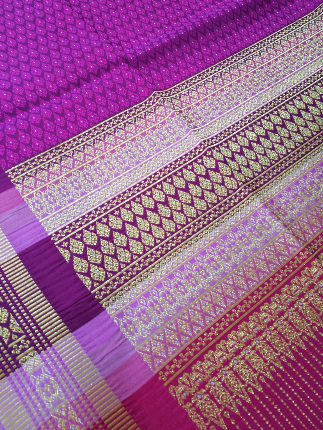 ซิ่น ผ้าไหมยกสุรินทร์ ไหมแท้ 32ตะกอ มีหน้านาง เกาะเชิงดิ้นทอง ขนาด1x2เมตร พื้นสีม่วงบานเย็น รหัส N11-NY-1221667