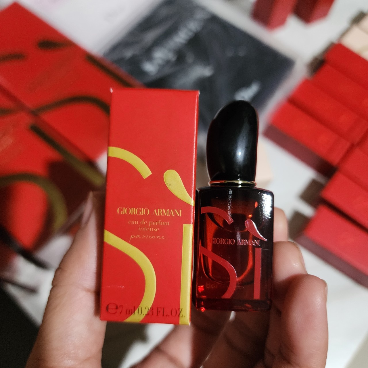 น้ำหอมจิ๋วมินิ Giorgio Armani Si Passione Intense 2024 -7ml แบบแต้มมีกล่อง ( Mini Perfume น้ำหอมขนาดพกพา) น้ำหอมจิ๋วมินิ ขวดน่ารัก ตั้งโชว์ก็สวย พกพาก็สะดวก หัวแต้มตามจุดชีพจร