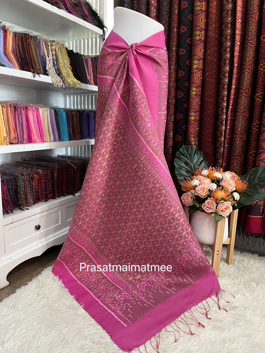 ซิ่น ผ้าไหมมัดหมี่ 5ตะกอ ขนาด 1x2เมตร มีหน้านางชายครุย ลายร่างแห พื้นสีชมพู รหัส L9A-PS-05076828