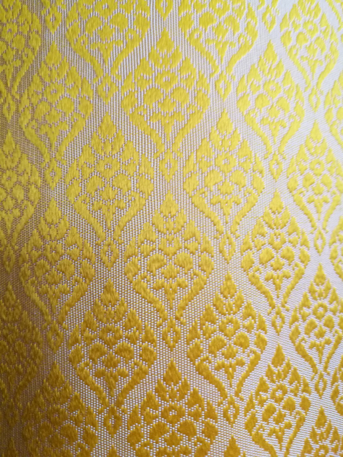 (ผ้าชุด)ไหมยกสุรินทร์ ขนาด 1x4เมตร (ลาย 2เมตร+สีพื้น 2เมตร) สีเหลืองอ่อน รหัส N10-NY0306662