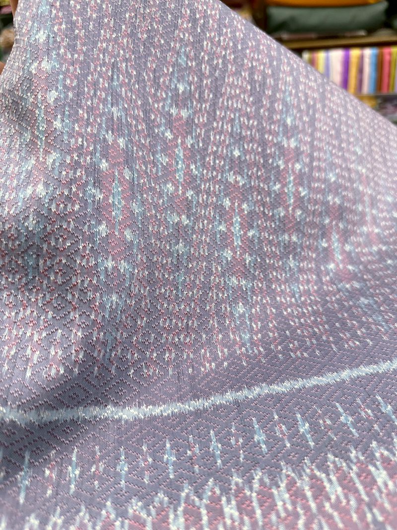 (ผ้าชุด)ผ้าไหมมัดหมี่ 6ตะกอ สีธรรมชาติ (ผ้าลาย 2เมตร+สีพื้น 2เมตร) สีน้ำตาลเทาเหลือบม่วง รหัส L8A-ST-05196801