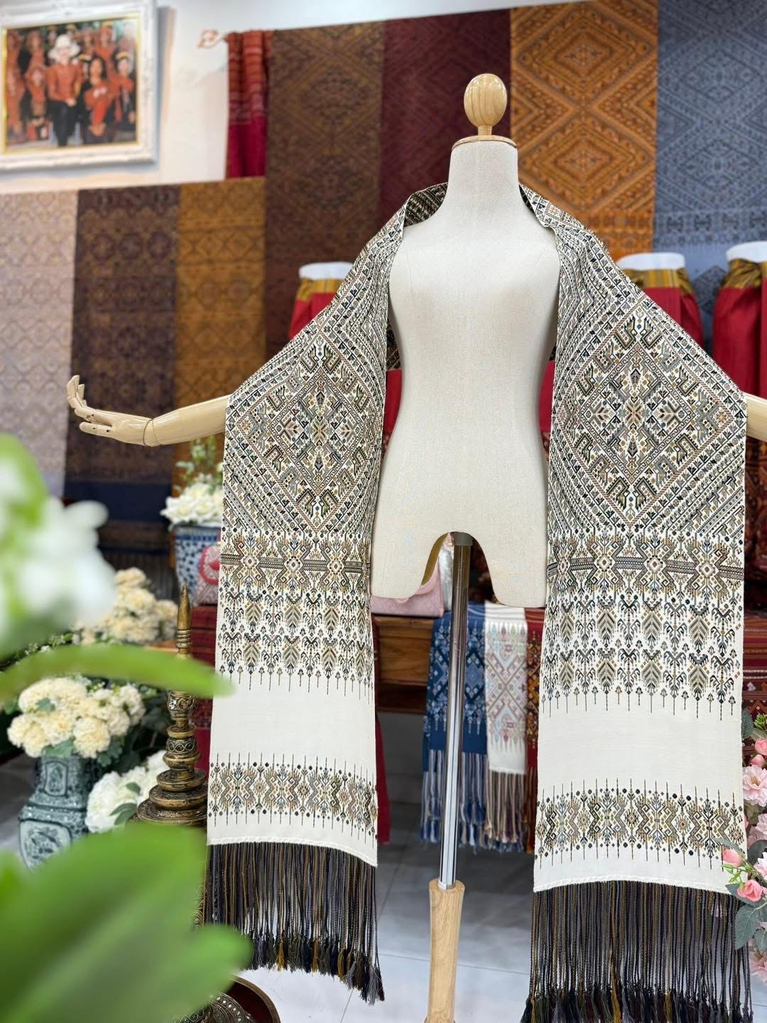 ผ้าพันคอ ไหมแพรวา ไหมแท้ ขนาด 28x243ซม. พื้นสีครีมขาว รหัสZE-BM-1113681