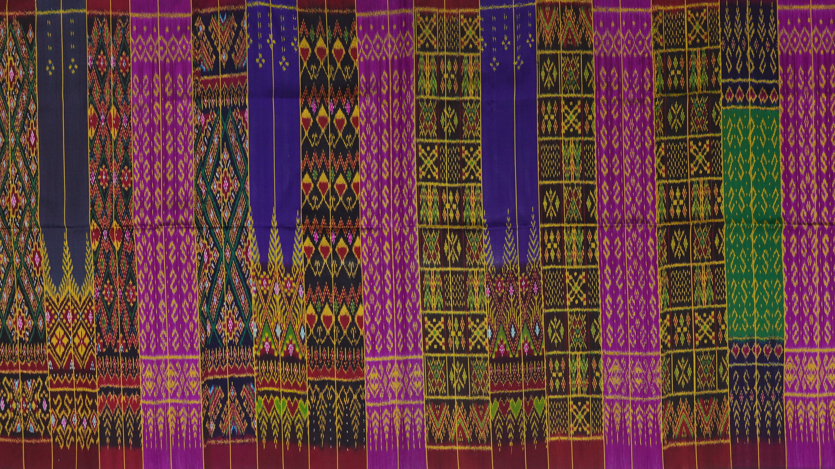 ซิ่น ผ้าไหมมัดหมี่ 3ตะกอ ขนาด 1x2เมตร พื้นคละสีคละลาย ลายน้ำไหล รหัส R2Q-ME-066-12196715