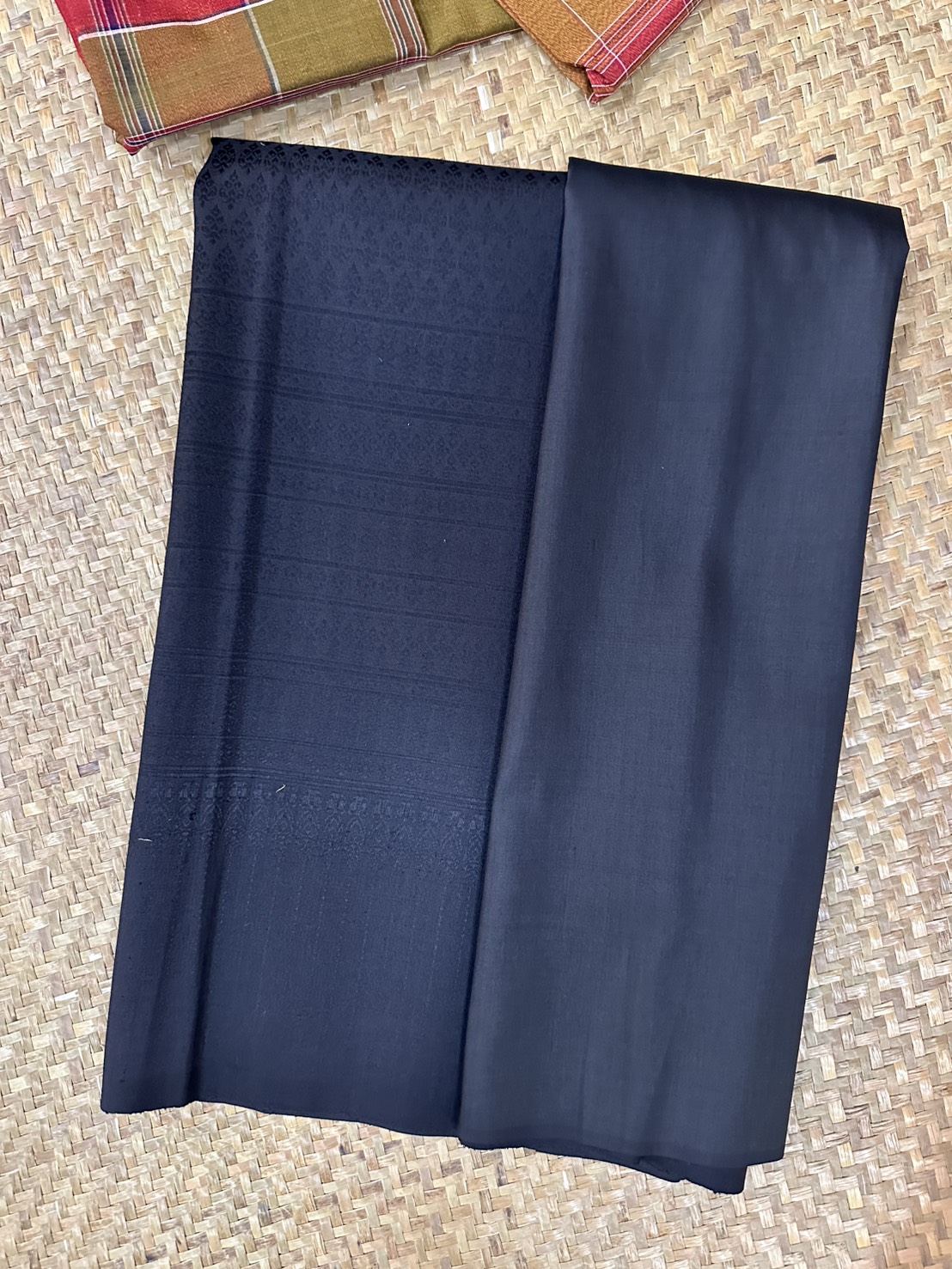 (ผ้าชุด)ไหมยกสุรินทร์ ขนาด 1x4เมตร (ผ้าลาย 2เมตร+สีพื้น 2เมตร) สีดำ รหัส N10-AA-1102681