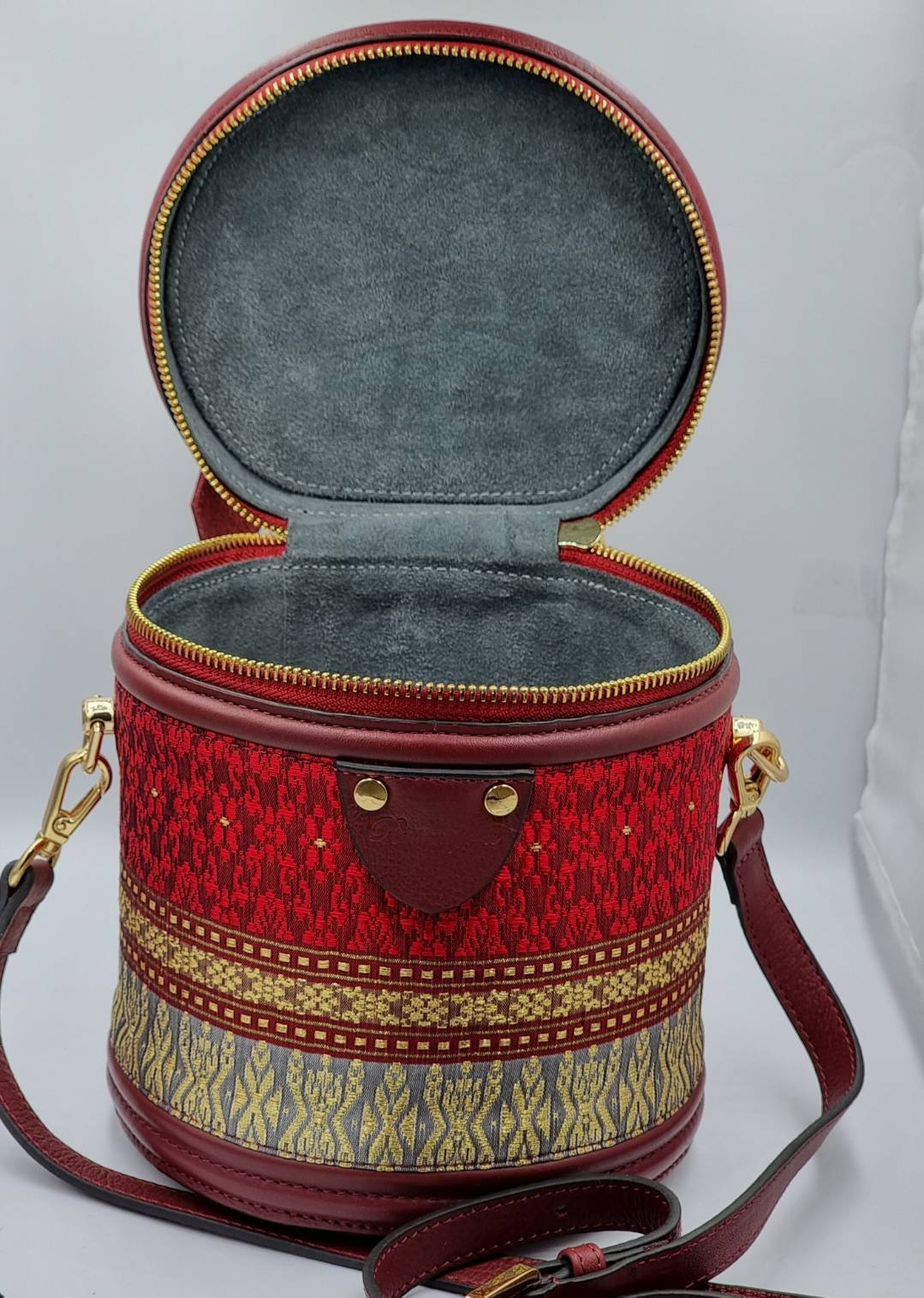 กระเป๋าถือ ผ้าไหมยกดอกลำพูน ขนาด ขนาด 6×7×6นิ้ว สีแดงเลือดหมู รหัส GLA-29-B005