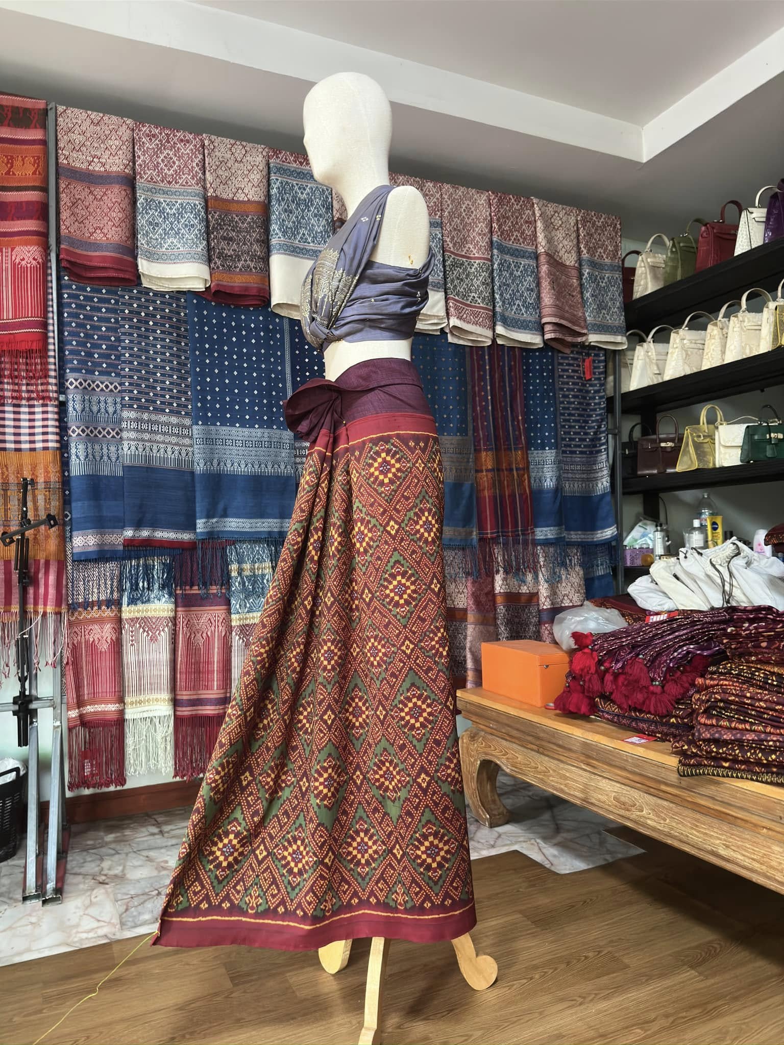 ซิ่น พระตะบอง ผ้าจามทอสามตะกอ ขนาด 115x165ซม พื้นสีม่วงแดง รหัส N9-SIL-AJ5