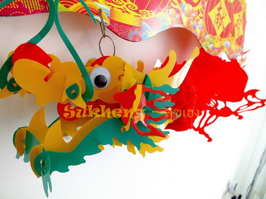 โคมตรุษจีนแขวน กระดาษรังผึ้ง มังกรเหินเวหา ขนาดยาว 70 cm.