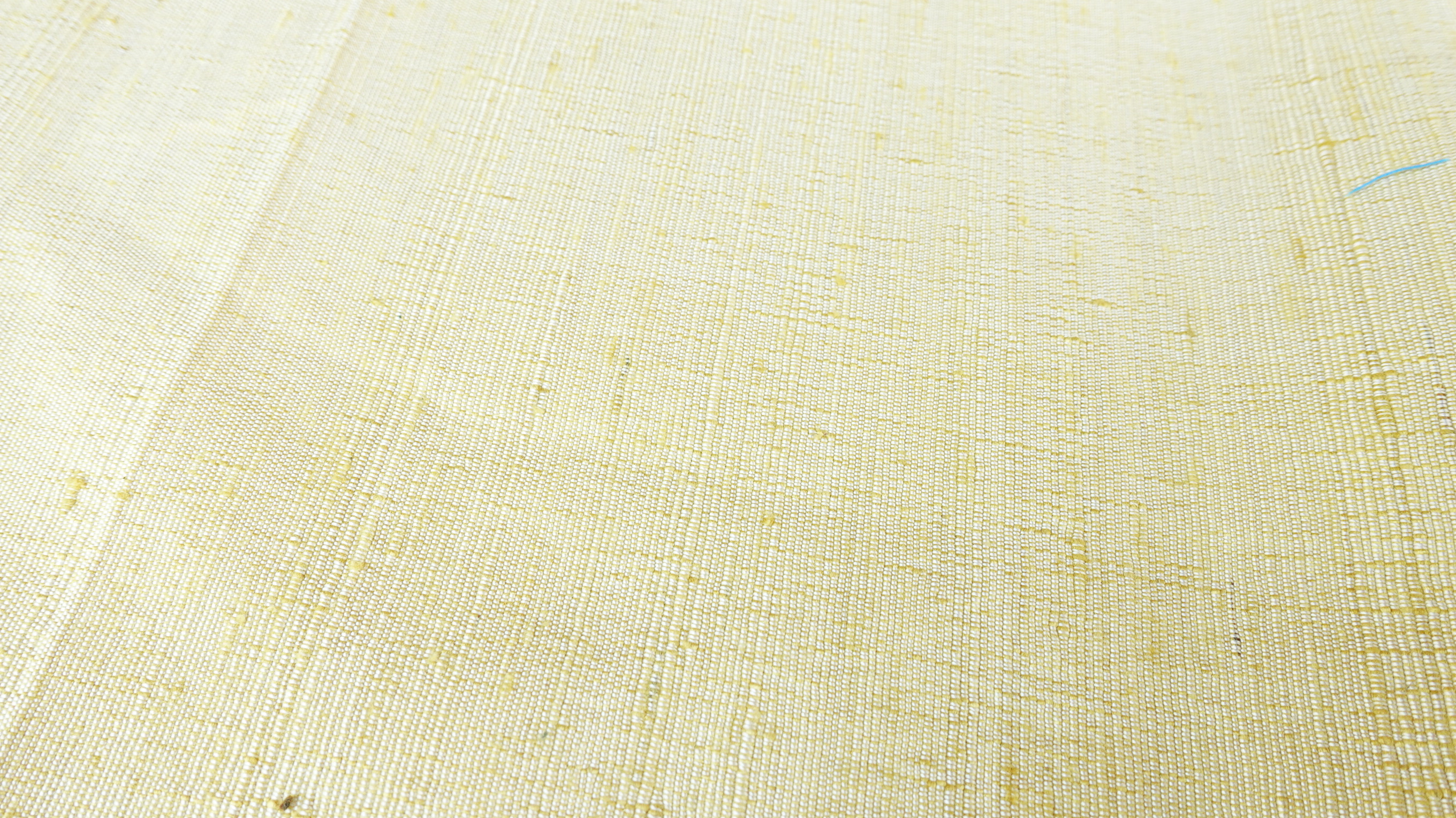 ผ้าไหมสีพื้น ไหมลืบเนื้อหยาบหนา ไหมแท้มีขี้ไหม สีธรรมชาติ สีเหลืองอ่อน (ราคาต่อเมตร) รหัส D-76-P4474