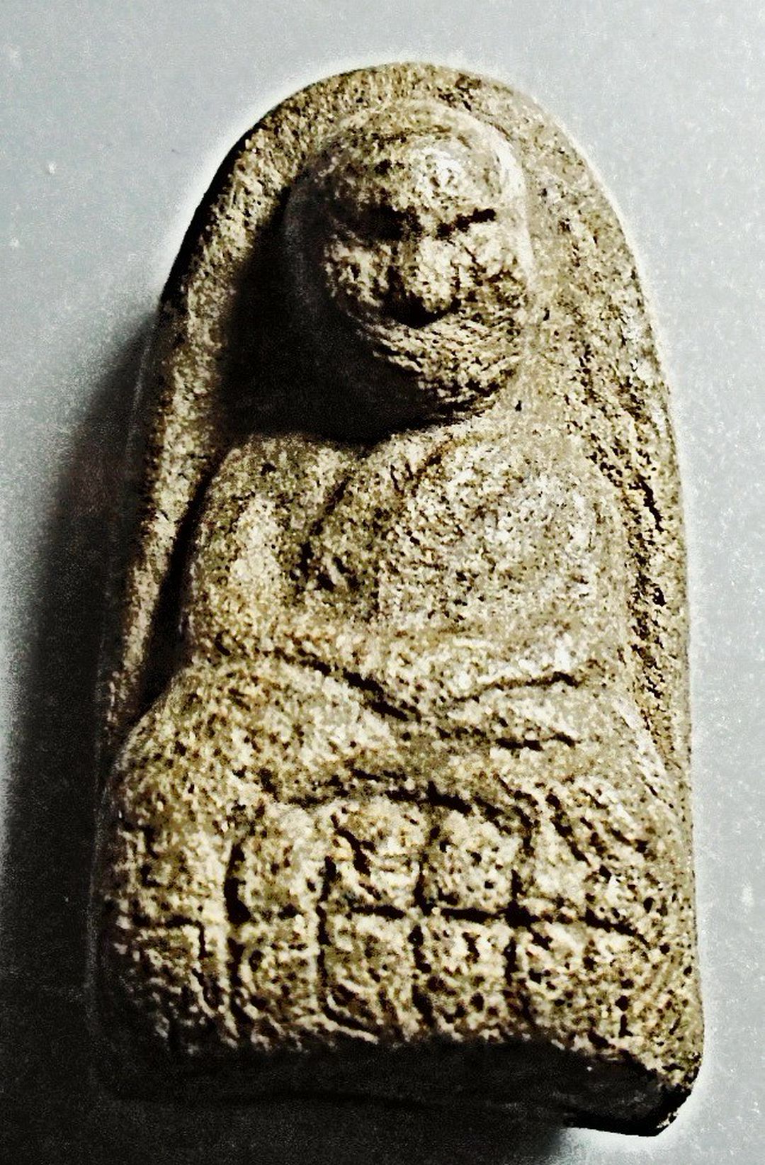 หลวงพ่อทวดเนื้อว่านดินกากยายักษ์ พิมพ์พระรอด ฝังตะกรุดเงิน (หลังตราแผ่นดิน) อาจารย์ทอง วัดสำเภาเชย ปี 2551 รุ่นพิทักษ์แผ่นดิน กล่องเดิมๆ