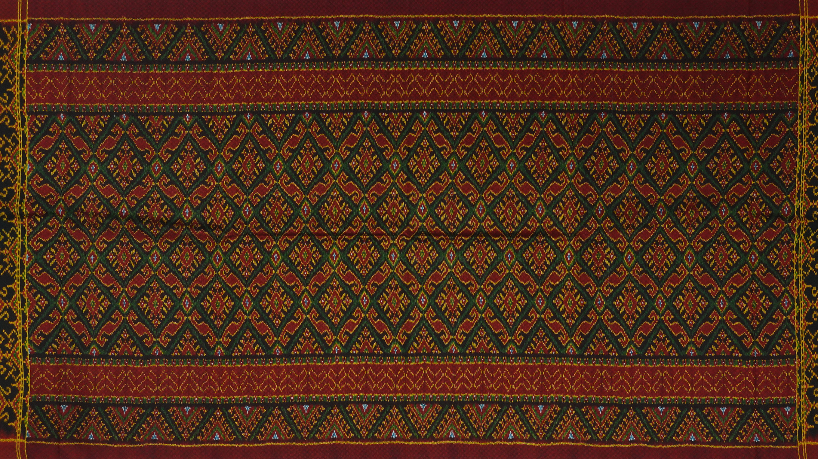 ซิ่น ผ้าไหมมัดหมี่ ทอยกดอก 6ตะกอ ขนาด 1x2เมตร มีหน้านางชายครุย ลายแหวนเพชร พื้นสีแดง รหัส L9A-ME-066-1220163