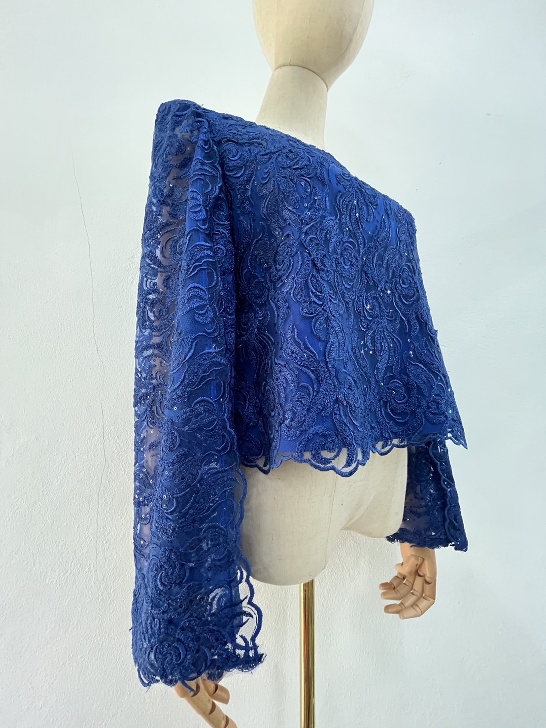 แบบตัด เสื้อผ้าไหมลายลูกไม้ (ไม่รวมผ้า) ตามแบบ chobmai x ARW รหัส CUT-ARW-1110567