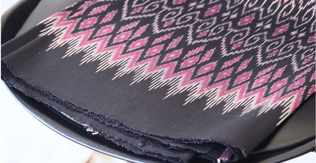 ซิ่น ผ้าไหมมัดหมี่ ไหมบ้าน ขนาด 1x2หลา พื้นสีดำ รหัส CISP-CT-103033