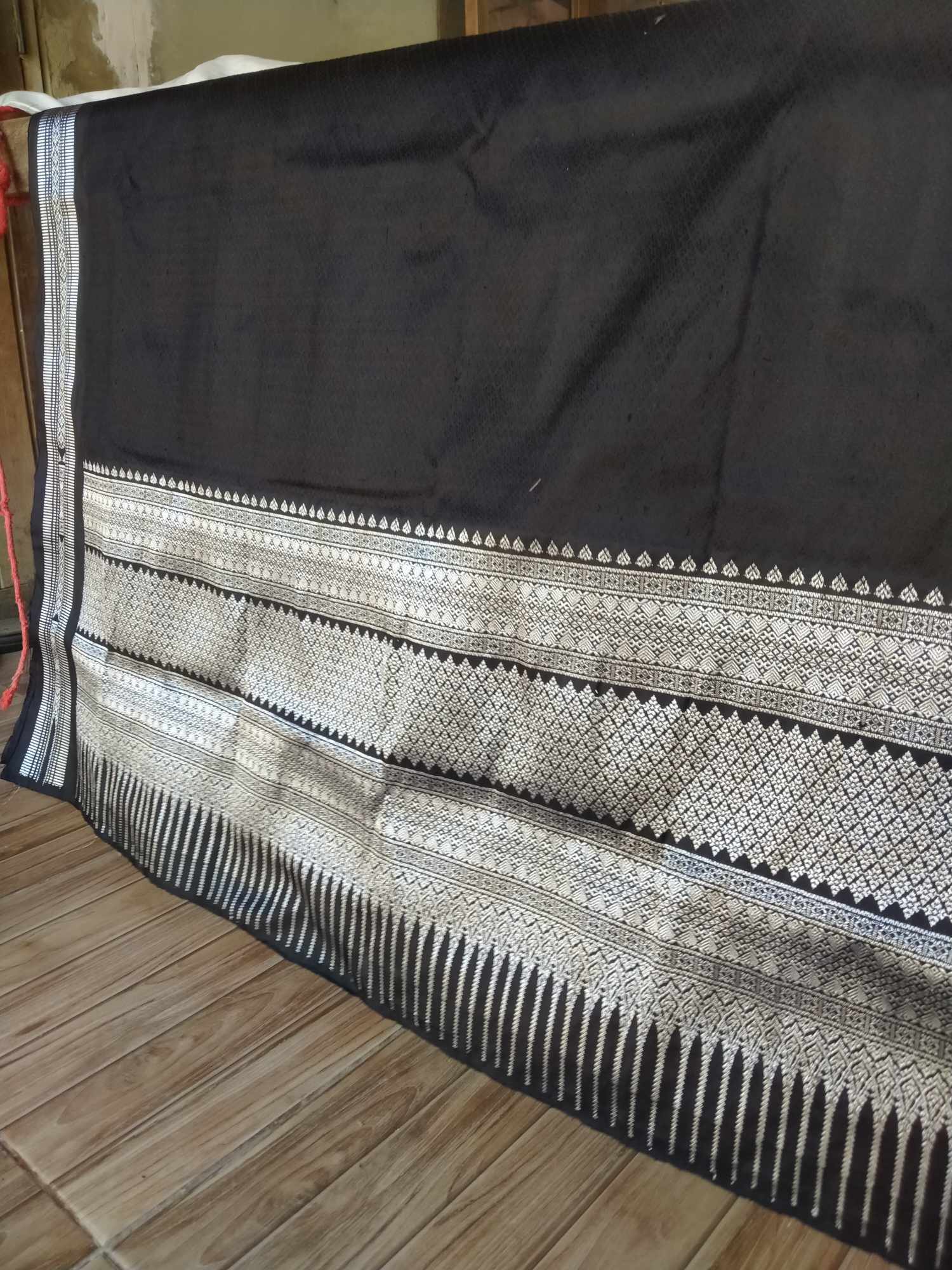 ซิ่น ผ้าไหมยกสุรินทร์ ดิ้นเงิน ขนาด 1x2เมตร สีดำ รหัส N11-DR-0119680