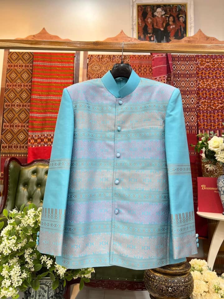 เสื้อสูทคอพระราชทาน แขนยาว ไหมแพรวา โทนสีฟ้าอ่อน รหัส DM-BM-1128677