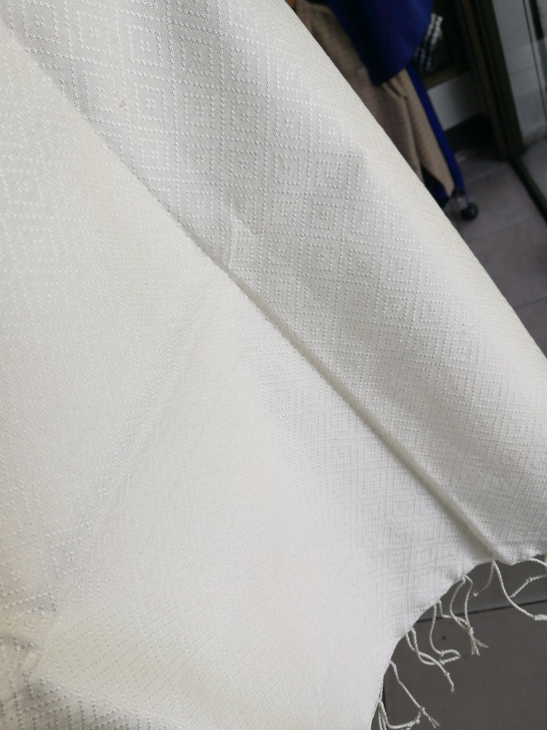 ผ้าคลุมไหล่ผ้าไหม+พร้อมกล่อง ไหมแท้ ทอยอกดอก ลูกแก้ว ขนาด 60x200ซม. สีขาว รหัส ZYB-ST-0106673