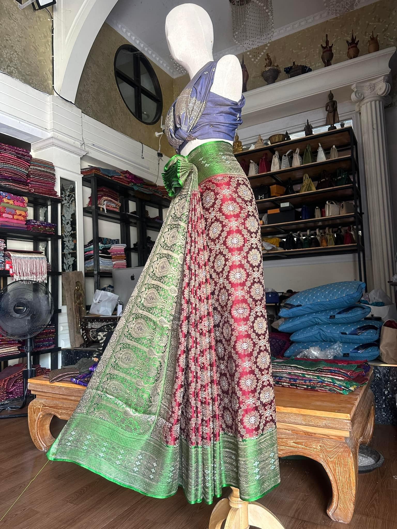 ซิ่น ผ้าปาโตล่า เส้นยืนไหมแท้ ขนาด 112x460ซม. พื้นสีแดง สีเขียว รหัส N9-SIL-GK2