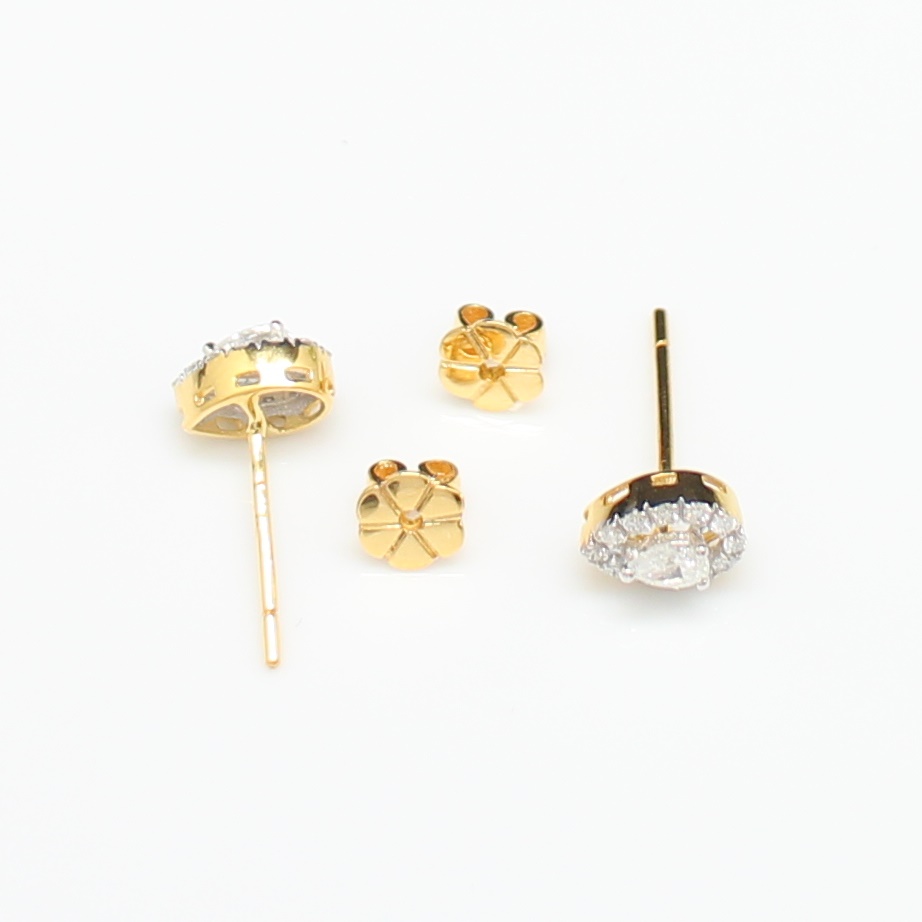 ER25188 ต่างหูเพชรหยดน้ำล้อมเพชร เพชรหยดน้ำ 2 เม็ด 0.31 กะรัต และ 24 เม็ด 0.18 กะรัต เพชรรวม 0.49 กะรัต ทองแท้ 18k นน.รวม 2.2 กรัม