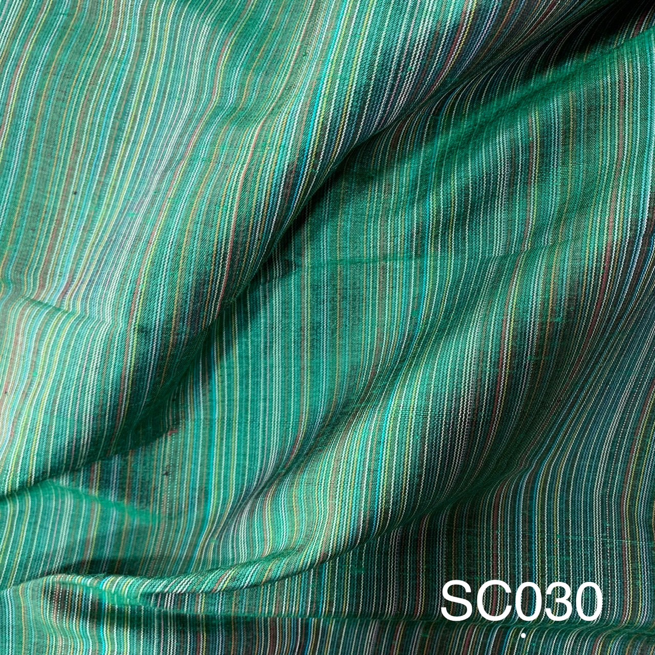 ผ้าไหมลายริ้ว เนื้อหยาบ ขายตามความยาวหลา โทนสีเขียว รหัส A8-AA-SC030