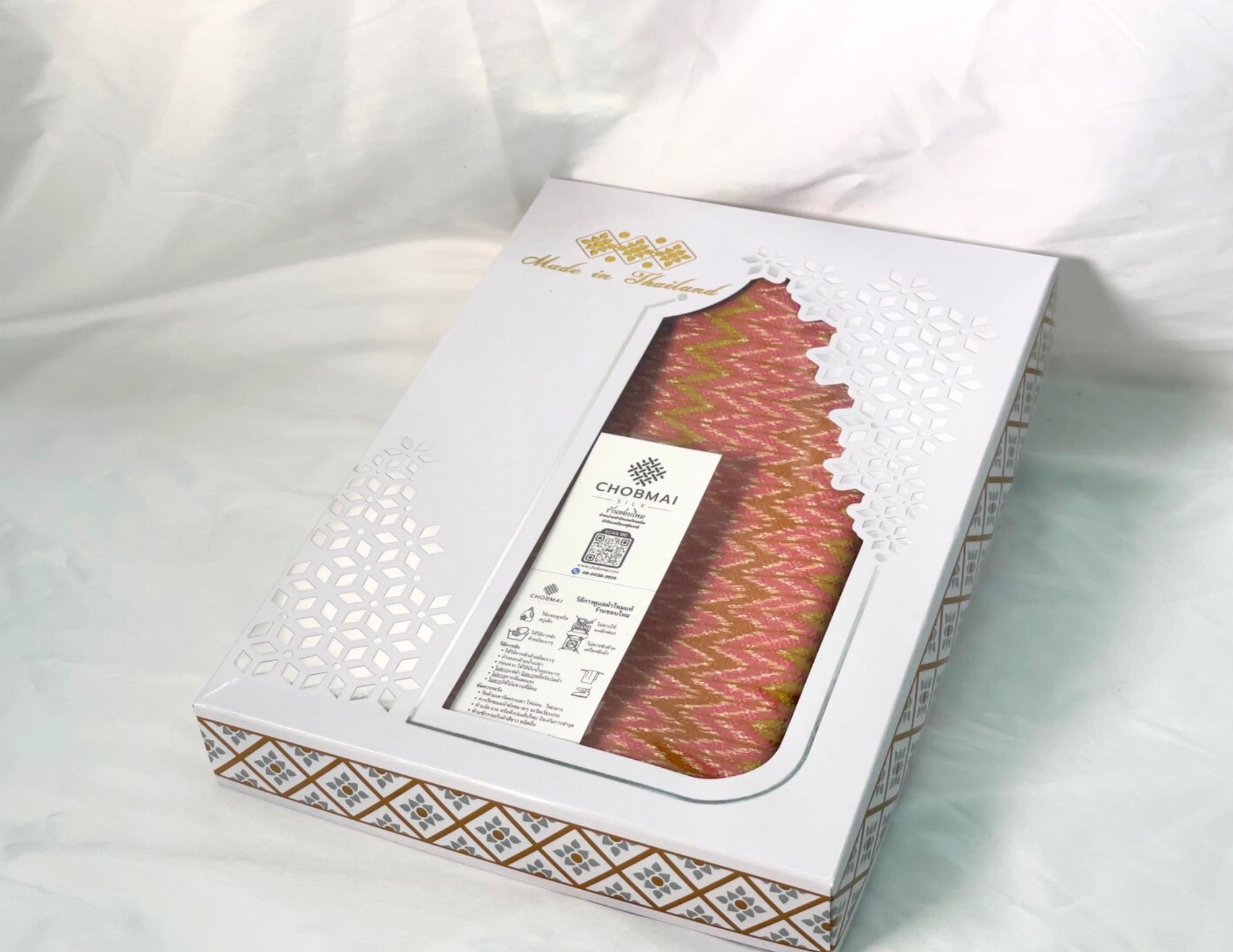 เซ็ตของขวัญผ้าไหมแท้ (ผ้าไหมมัดหมี่ยกดอกสีธรรมชาติ ขนาด 1x4เมตร)