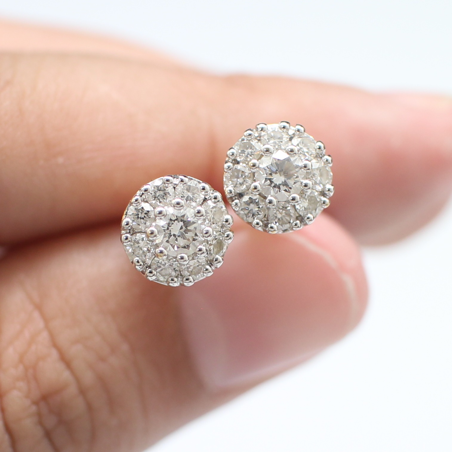 ER25235 ต่างหูเพชรกระจุก เพชรแท้ 2 เม็ด 0.32 กะรัต เพชรล้อม 16 เม็ด 0.49 กะรัต ทองแท้ 18k นน.รวม 3.4 กรัม เพชรขาว ไฟดีมาก