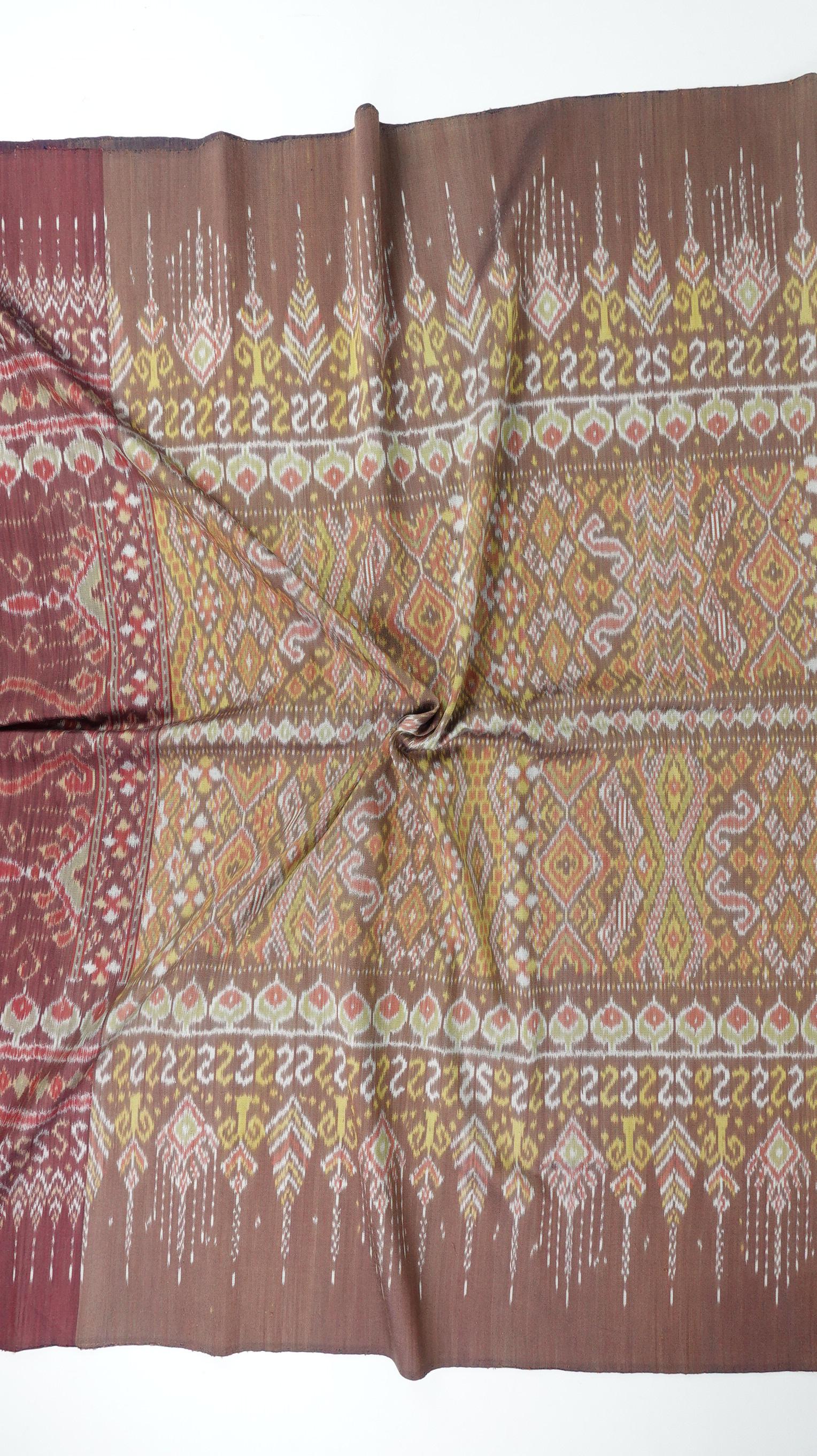 ซิ่น ผ้าไหมมัดหมี่ สีธรรมชาติ 3ตะกอ ทอเหยียบเหาะ มีหน้านาง ชายครุย ขนาด1x2เมตร ลายรวม19ลายโบราณ สีน้ำตาล รหัส M3P-33-0224684