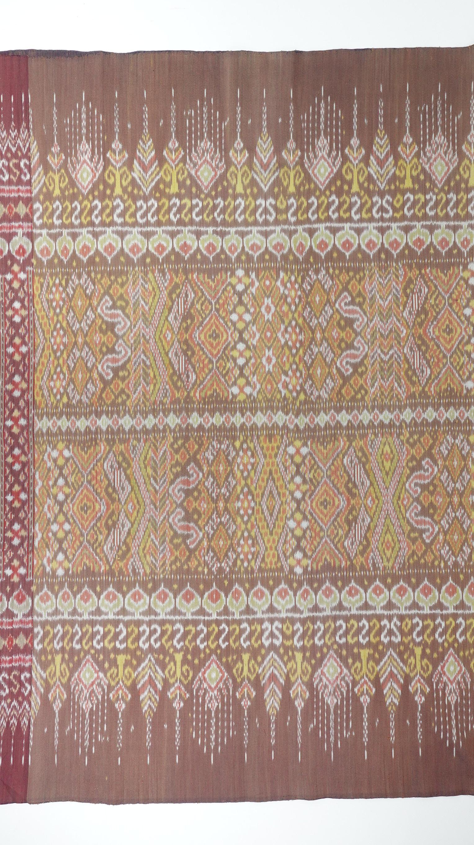 ซิ่น ผ้าไหมมัดหมี่ สีธรรมชาติ 3ตะกอ ทอเหยียบเหาะ มีหน้านาง ชายครุย ขนาด1x2เมตร ลายรวม19ลายโบราณ สีน้ำตาล รหัส M3P-33-0224684