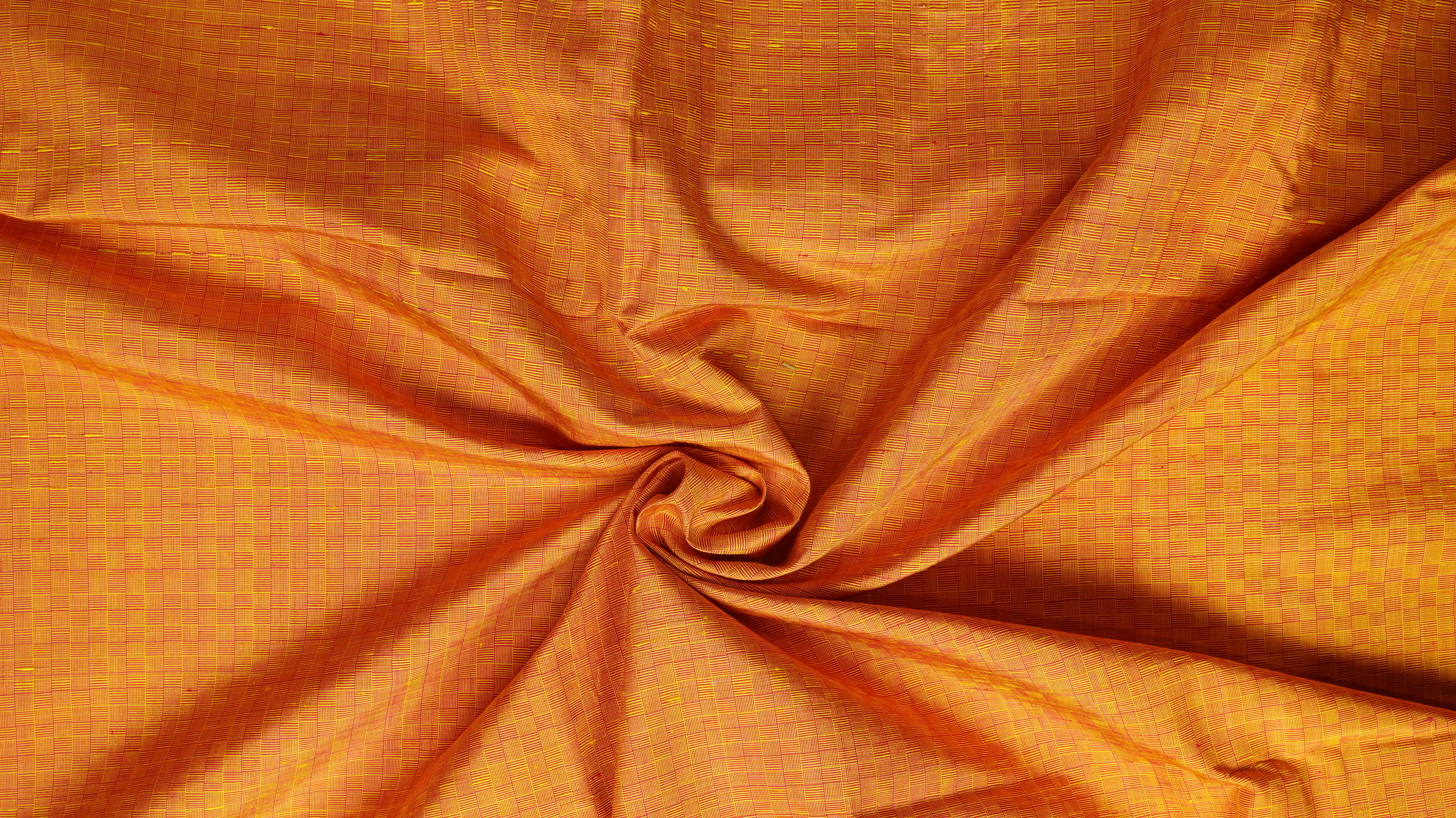 ผ้าไหมลายเกล็ดเต่า เนื้อไหมบ้าน ไหมแท้ สีส้มทอง ขายตามความยาวหลา รหัส R1D-NY-01236803