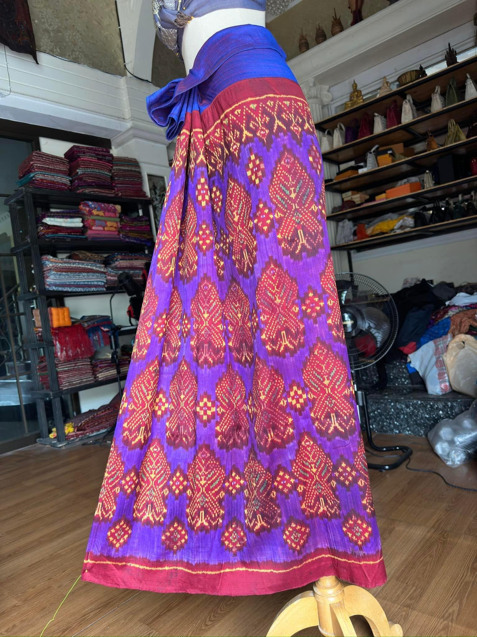 ซิ่น ไหมมัดหมี่รุ่นพิเศษ งานทอ 3ตะกอ ขนาด 115x160ซม สีน้ำเงิน รหัส N9-SIL-JA3