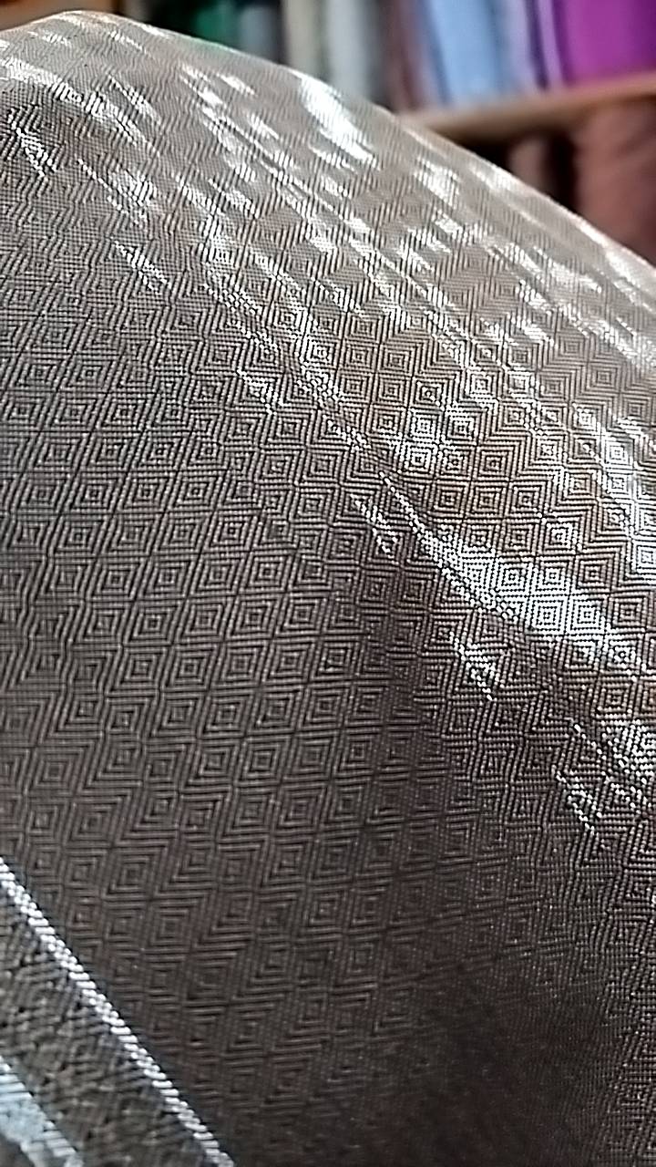 ซิ่น ผ้าไหมมัดหมี่ สีธรรมชาติ 3ตะกอ ทอเหยียบเหาะ ขนาด1x2เมตร พื้นสีเทา รหัส M3P-NY-10316713