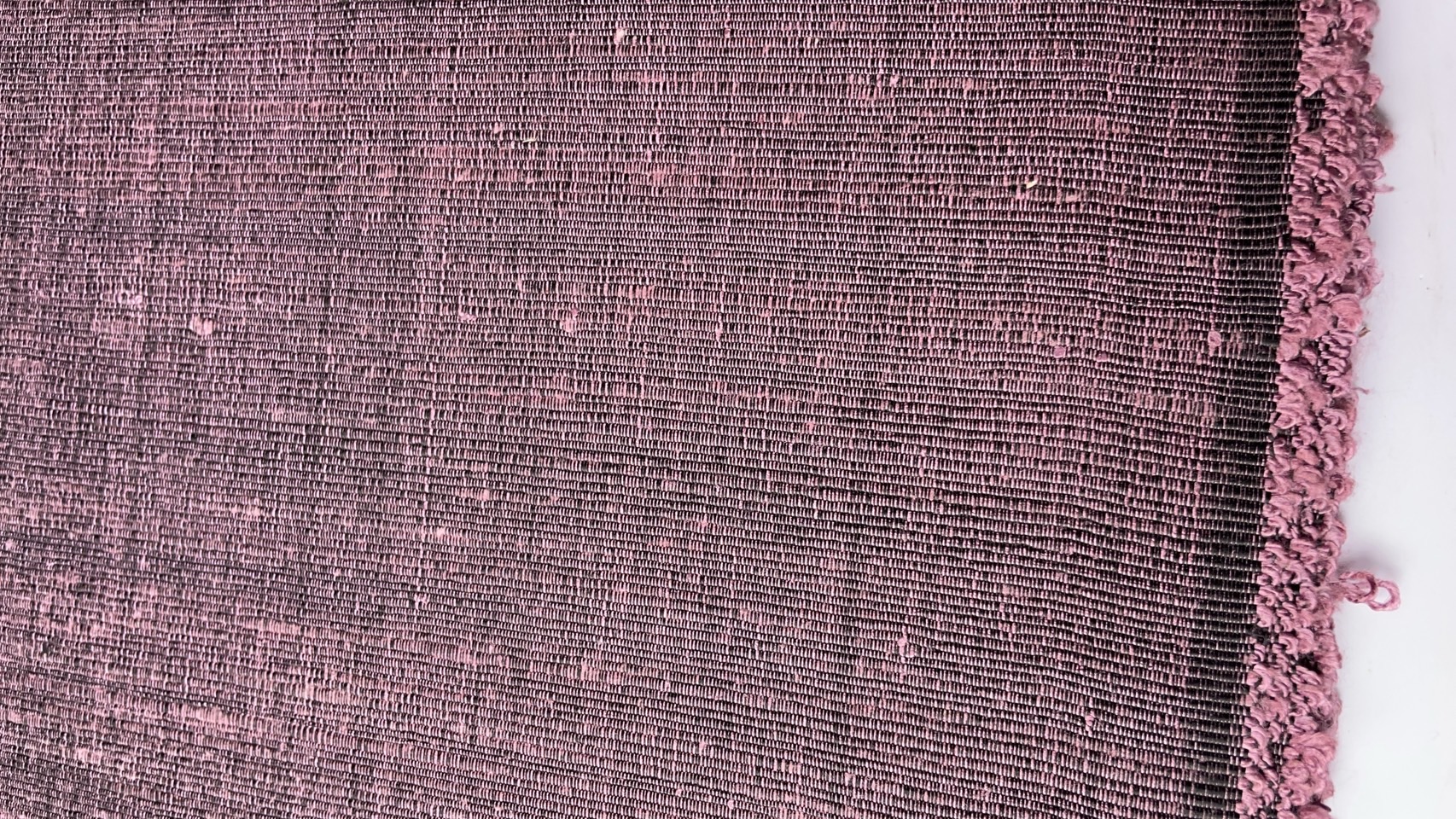 ผ้าไหมสีพื้น ไหมลืบเนื้อหยาบหนา ไหมแท้มีขี้ไหม สีม่วงกะปิ (ราคาต่อเมตร) รหัส D-76-P4471