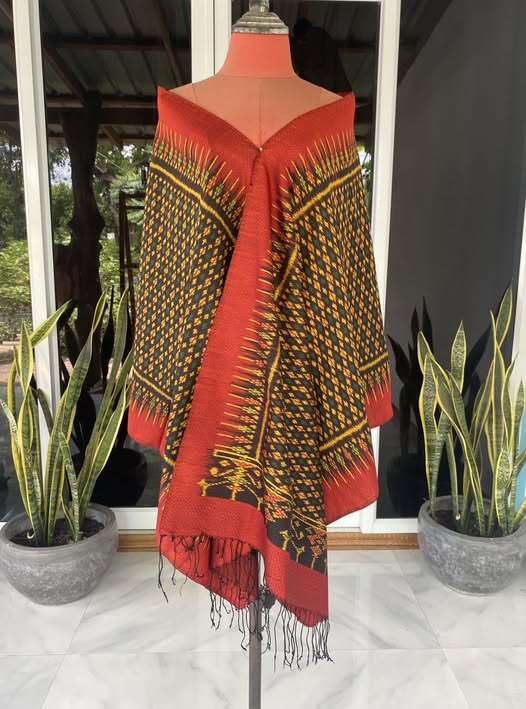 ผ้าคลุมไหล่ ผ้าไหมทอยกดอก ขนาด 60x200ซม.ลายอภัสรา มีหน้านางชายครุย ท้องผ้าสีเขียวเชิงแดง รหัส L5A-30-0826682