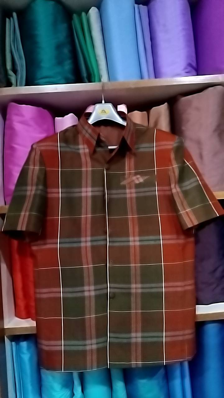เสื้อซาฟารีคอปก แขนสั้น ผ้าไหมมัดหมี่ ลายโสร่ง โบราณ ไซต์ L รหัส DR-NY-0725681658