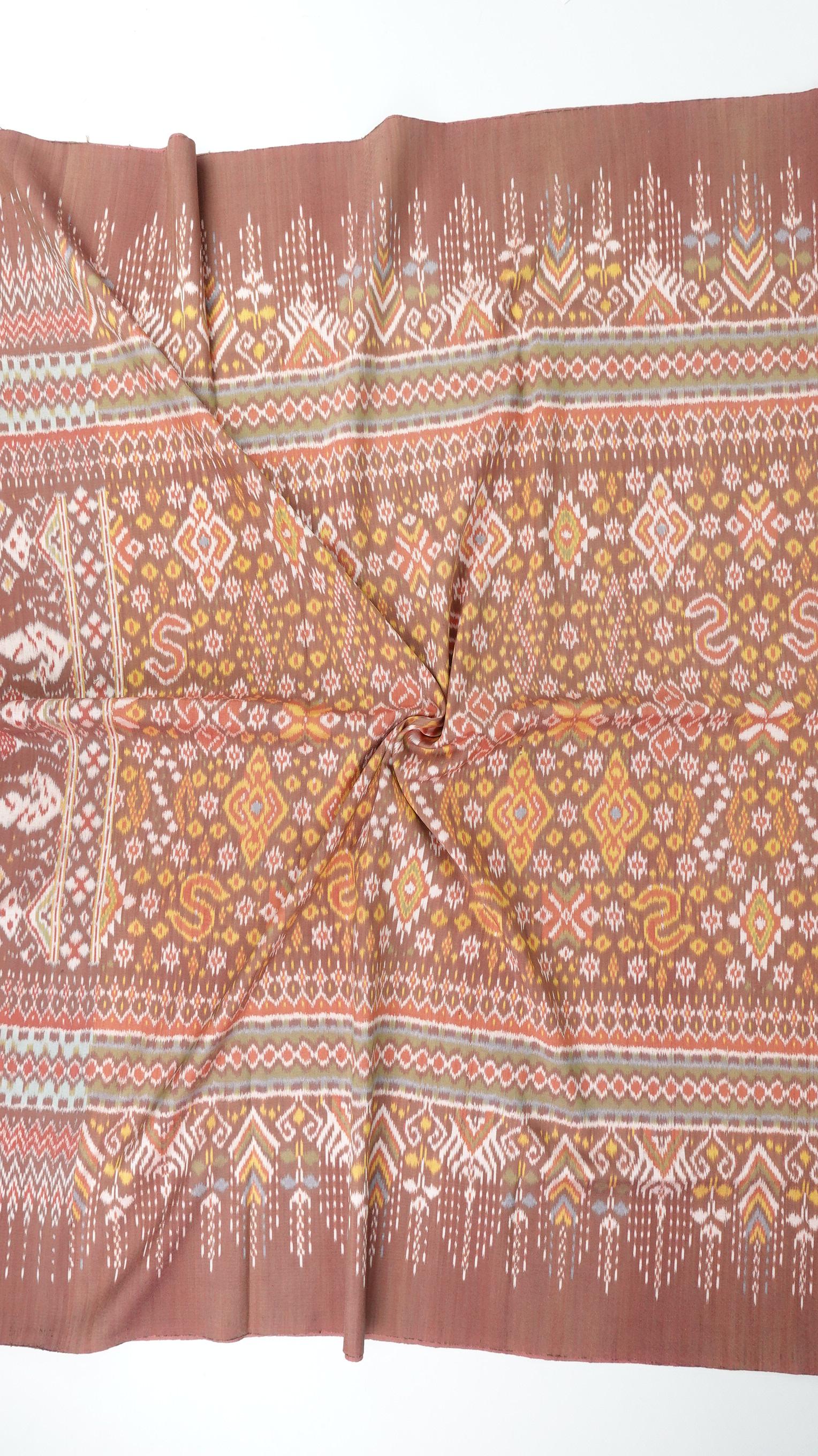 ซิ่น ผ้าไหมมัดหมี่ สีธรรมชาติ 3ตะกอ ทอเหยียบเหาะ มีหน้านาง ชายครุย ขนาด1x2เมตร ลายพระราชฐาร สีน้ำตาล รหัส M3P-33-0224689