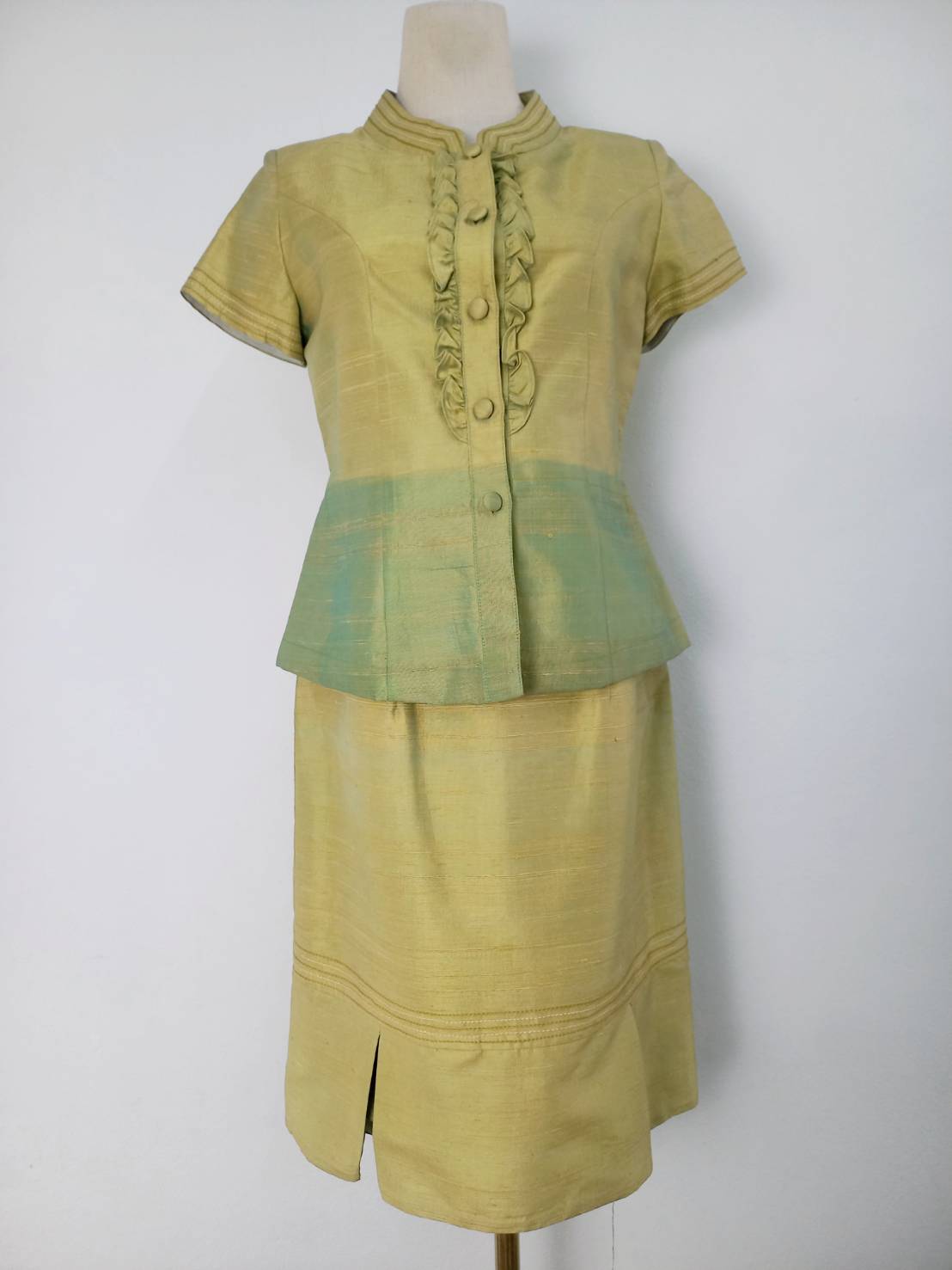 ชุดผ้าไหมตัดสำเร็จ เสื้อ+กระโปรง ไซส์L สีเขียว รหัส WR-38-0320681511