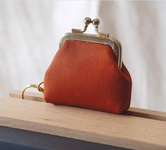 กระเป๋าสตางค์ ใส่เหรียญ ขนาด 7x7x2.5cm. สีแดงหมากสุก GL-CT-103473