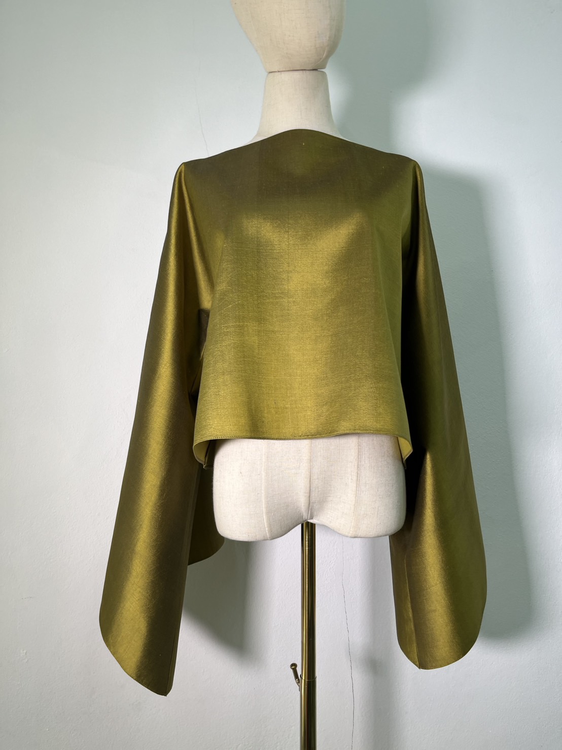 แบบตัด เสื้อผ้าไหม (ไม่รวมผ้า) ตามแบบ รหัส CUT-ARW-1121671